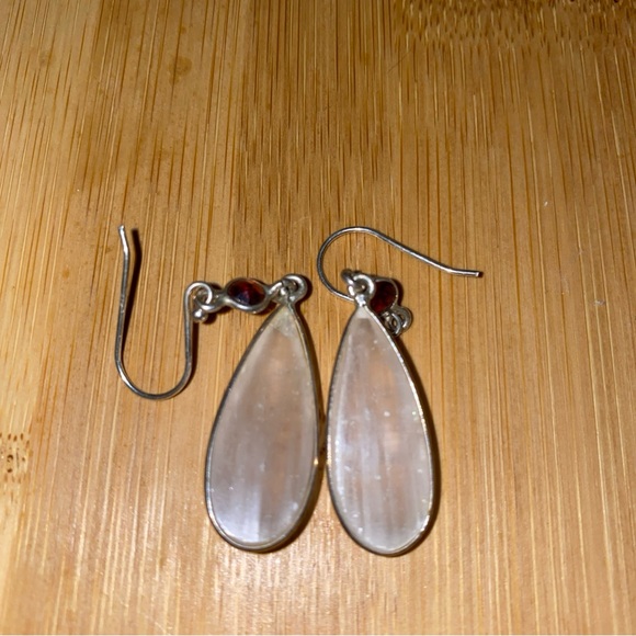 Garnet and selenite French hook earrings - Picture 4 of 6